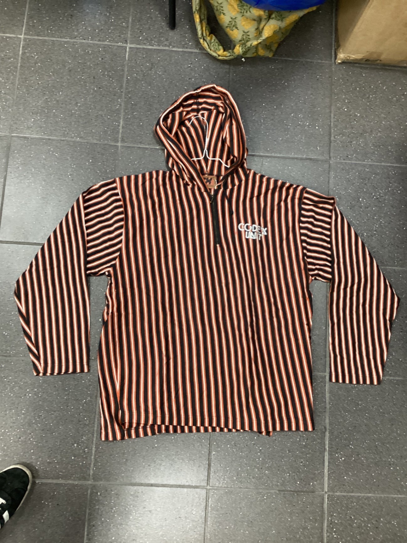 Pre-Loved Code Unit Kapuzenshirt M Schwarz und Orange